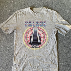 Grå t-shirt från Palace - Säljer en grå t-shirt från Palace i bra skick. 