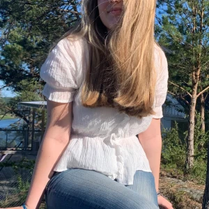 Somrig Vit Blus - Säljer en somrig vit blus från okänt märke. Storlek 36. Den har volanger runtom hela plagget. Används sällan av mig💗Perfekt för midsommar!