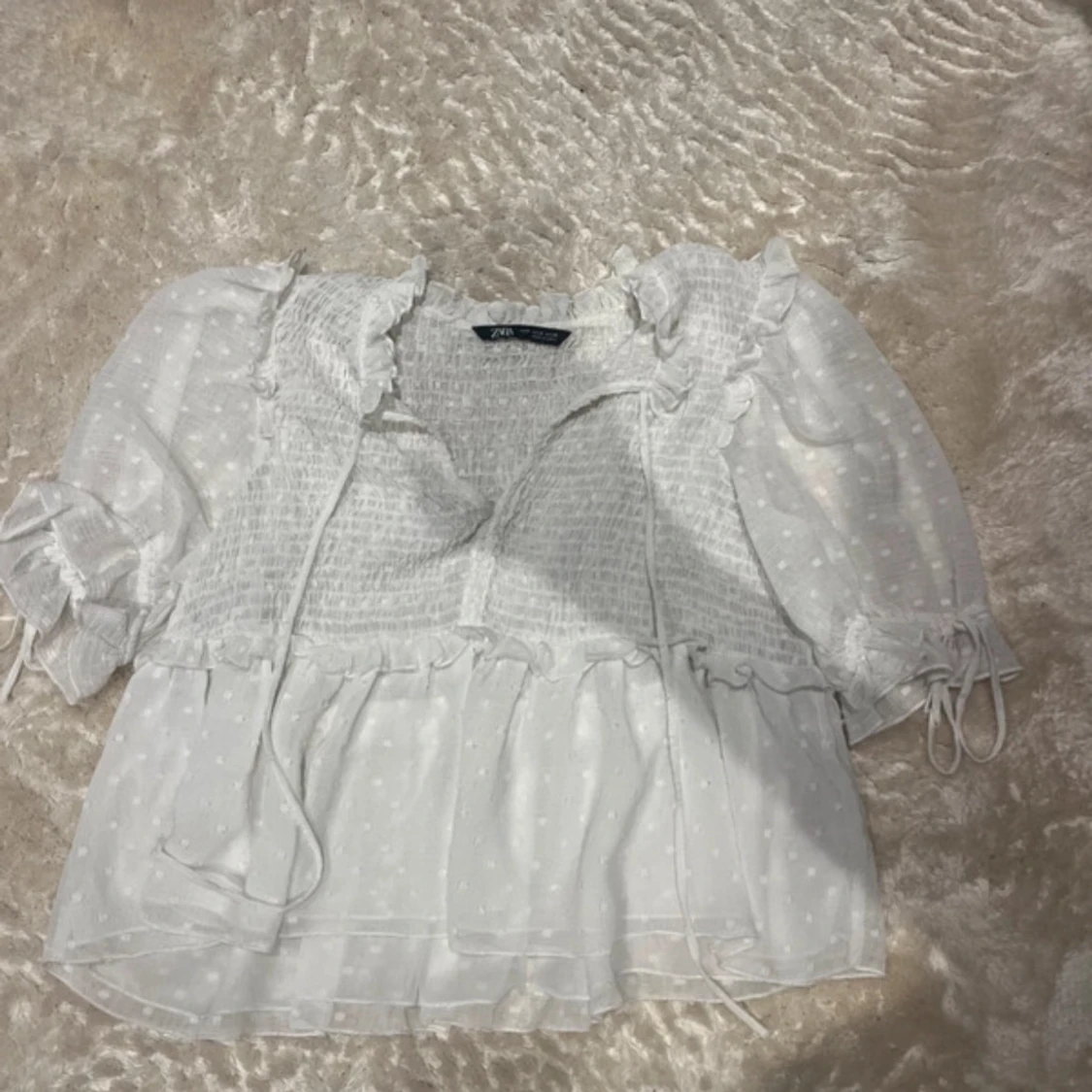 Vit blus med volangdetaljer - 2