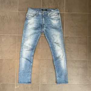 Replay jeans - Sjuka Replay jeans | skick 8,5/10 | storlek 32/32 | nypris 1800kr | vårt pris 420kr | kontakta vid några funderingar// Torslanda closet😊