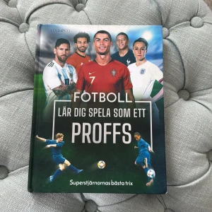 Fotbollsbok: Lär dig spela som ett proffs - Upptäck hemligheterna bakom fotbollens superstjärnor med denna bok från Lind & Co. Tillexmpel får du lära dig dribbla som Messi och skjuta som Ronaldo med steg-för-steg instruktioner och spännande fakta om toppspelare. Dessa 112 full av tips och trick blir du en toppen spelare. Perfekt för unga fotbollsentusiaster som vill förbättra sina färdigheter och förstå spelets taktik.