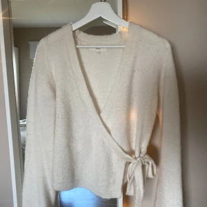 Omlott tröja  - Säljer denna omlått tröja från Gina Tricot, väldigt bra skick nästan inte använd💕