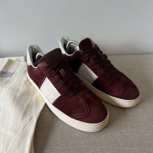 Valentino fly crew - Snygga vinröda sneakers i mocka från Valentino. Saknar en nit, utöver det bra skick! Storlek 42, dustbags medföljer 