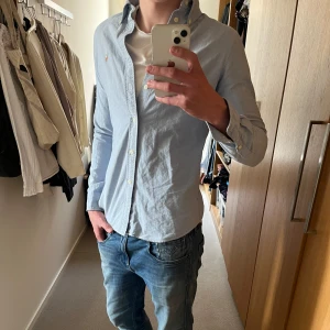 Ralph Lauren skjorta  - Tjenare, säljer en stilren ljusblå skjorta från Ralph Lauren, skicket är väldigt bra skulle säga 9/10. Storleken är S. Släng iväg ett dm för frågor! 🙌🍾