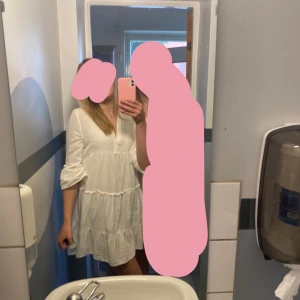 Vit klänning med volanger - Vit klänning med volanger och trekvartsärmar. Den är från Vero moda i storlek xs! Nypris är 449.  Använd en skolavslutning. Fint skick!!💗