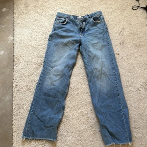 Blå jeans  - Säljer ett par klassiska blå jeans
