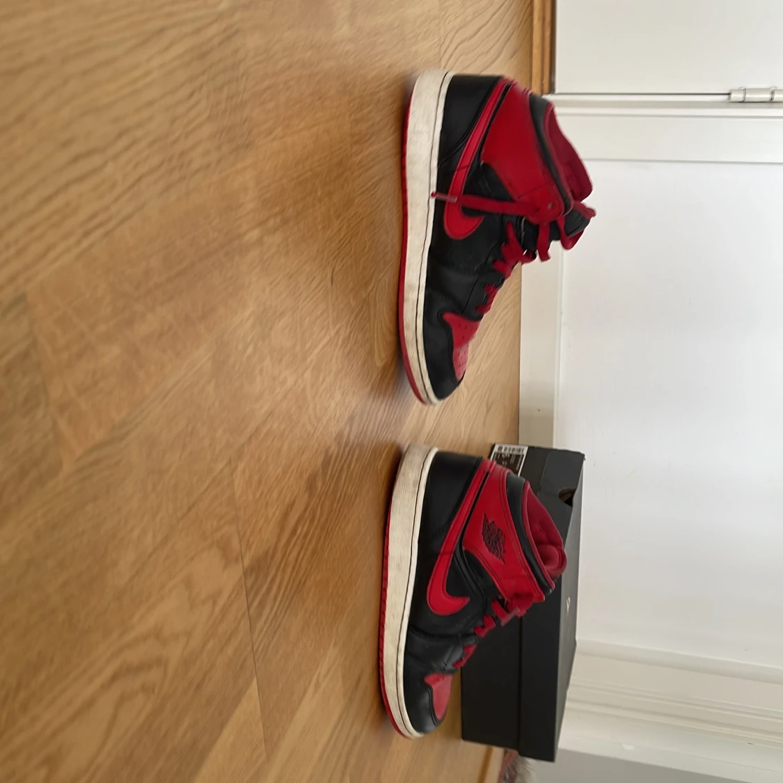 Nike Air Jordans i rött och svart - 4