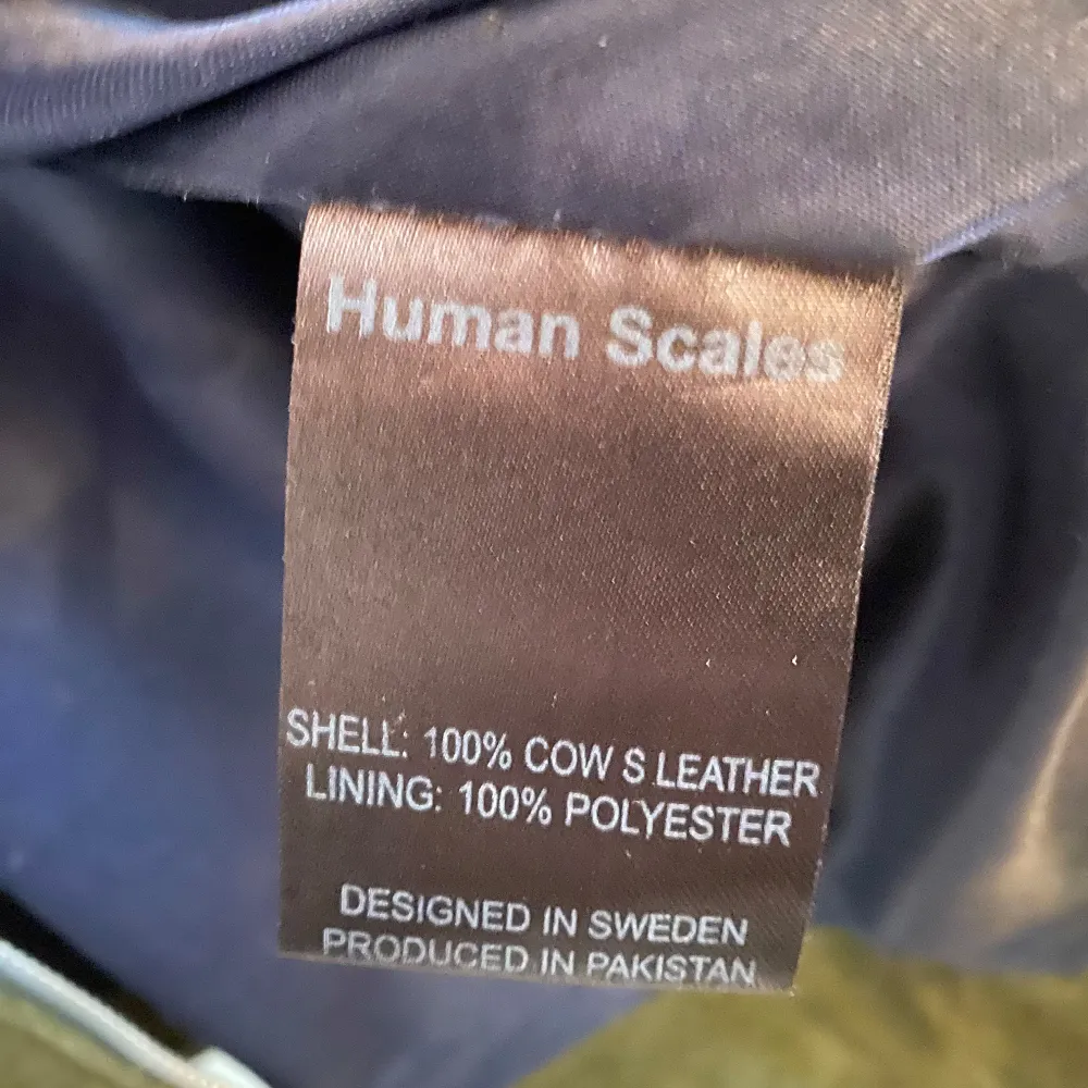 Snygg olivgrön mockajacka från Human Scales i storlek S. Jackan har en dragkedja framtill och två stora bröstfickor. Tillverkad av 100% koskinn med polyesterfoder. Perfekt för höst och vår! Tecken på användning finns. Nypris 4000. Takit.
