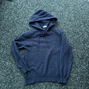 Marinblå hoodie  - Säljer denna sjukt snygga marinblå hoodie från venzo! Size S. Skick 9/10. Bara att höra av sig vid intresse 🤩
