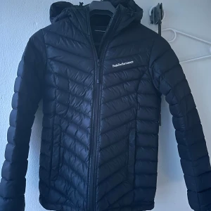 Peak performance jacka - Säljer min peak performance jacka i strl xs💓 ett litet hål bak på jackan därav priset, köpt för 1,900kr. Går att sätta svart tejp över hålet