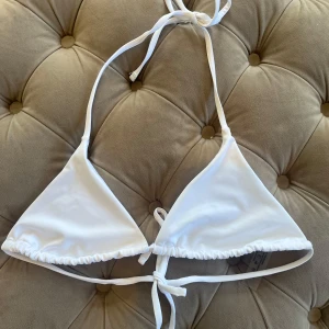 Bikini topp - En vit triangel bikini topp i storlek S❤️✨ aldrig använd! Inga inlägg i den 
