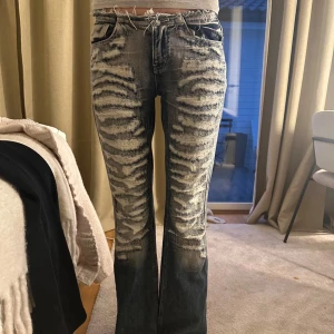 Jaded London Jeans - Skit snygga jaded London jeans med slitningar,                       Skulle säga att dom passar 34/36, in high demand!!