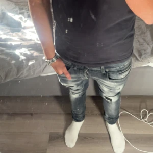 Dondup George - Tja, säljer dessa as feta dondups till ett grymt pris med tanke på att de finns få i denna modellen! Hör av er vid fler frågor eller fler bilder! STORLEK 29 MEN PASSAR 31