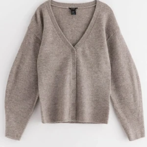 Figursydd beige kofta - Snygg figursydd kofta från Lindex i fin beige/brun färg, fint skick!