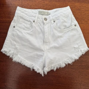 Vita jeansshorts med fransar - Vita Jeansshorts. Kan tyvärr inte vissa dom. 