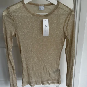 NY- Glittrig topp från Gina Tricot - Helt oanvänd glittrig topp från Gina. 