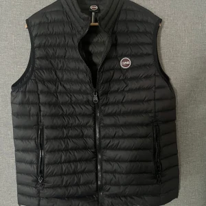 Colmar väst  - Snygg svart dunväst från märket colmar, Använt den ca tre gånger då den inte passar mig.