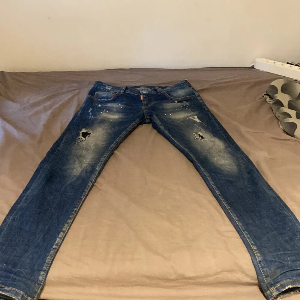 Dsquared2 jeans använda 1 gång. Blivit för små tyvärr. Storlek 44 (S) Passar en person som är cirka 1.75-1.78cm lång. Farkut & Housut.