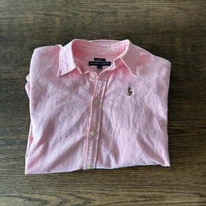 Ralph lauren skjorta  - Tja, säljer min Ralph lauren skjorta. bra skick inga defekter, storlek XS, hör av er vid minsta fundering.