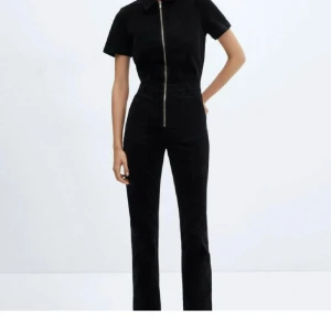 Jeans jumpsuit  - Säljer nu denna superfina jumpsuiten som tyvärr inte passar mig! Jag har köpt den på Plick och den är använd några få gånger av den personen, annars i superbra skick. Jag kan tyvärr inte ha den på grund av att den inte passade mig i stilen. Hör av dig om du är intresserad🥰🥰❤️kan diskutera priser självklart!