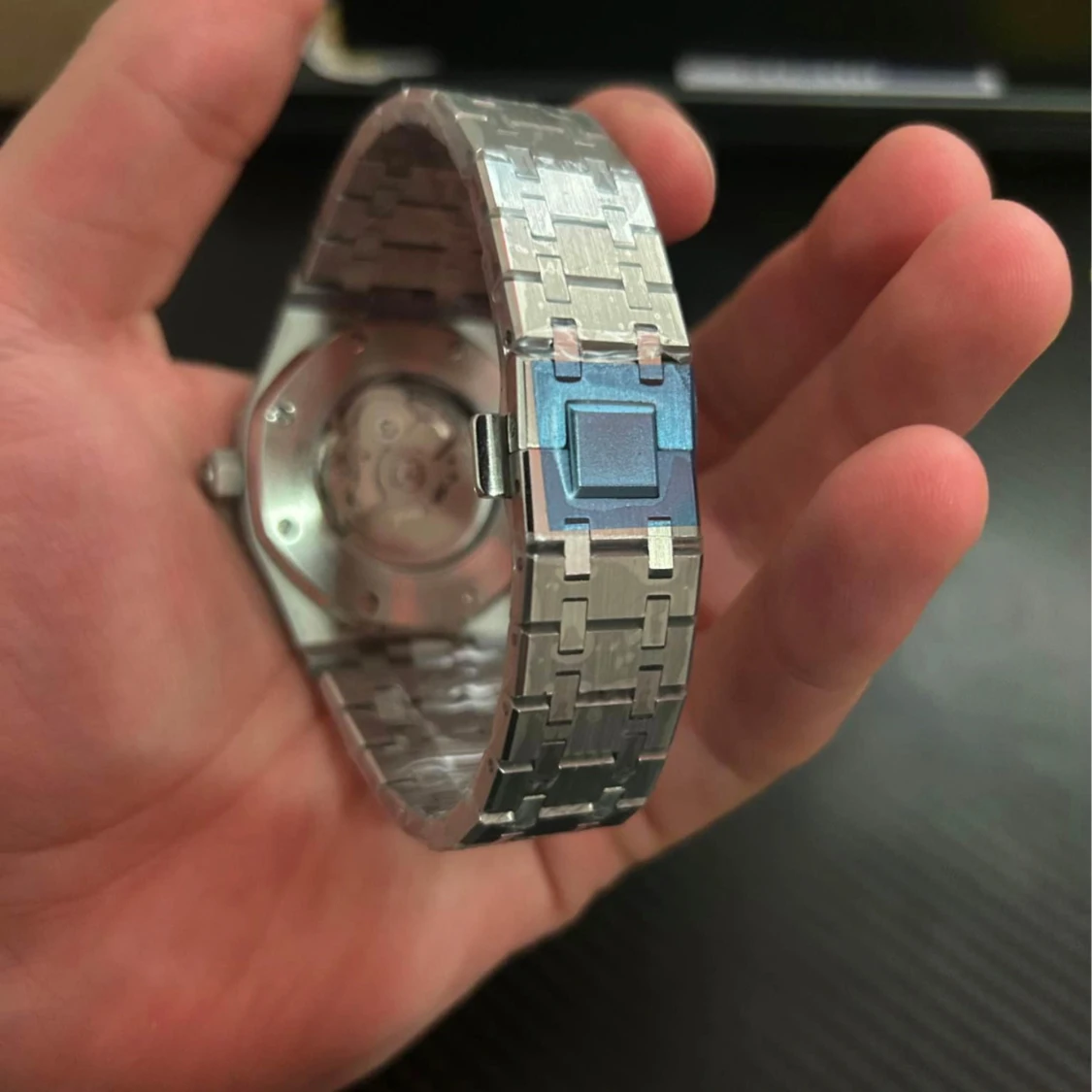 Silverfärgad klocka med blå urtavla - 1