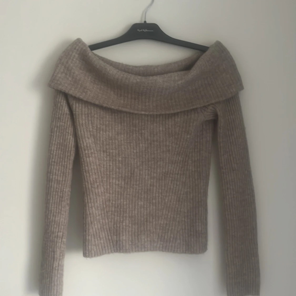 Beige ribbad offshoulder tröja från H&M
