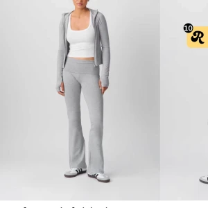 Grå mjukisbyxor från Gina Tricot - Säljer ett par grå mjukisbyxor från Gina Tricot. Byxorna har en bekväm passform med utsvängda ben och hög midja. Perfekta för en avslappnad stil.köpte för 360 och den är aldrig använd