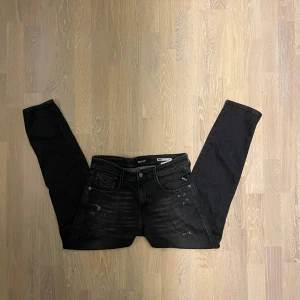 Mörkgråa Replay jeans med slitningar - Säljer dessa feta Replay jeans🔥 9/10 skick, knappt använda. Modell: Anbass. Storlek: W30 L30. Nypris 1799kr, Mitt pris endast 649kr🤝