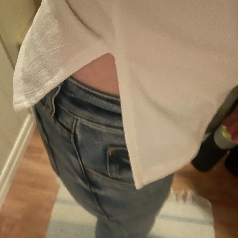 Säljer en stilren vit tubtopp med slits på sidan, toppen är från Gina tricot för några år sen men sparsamt använd då den inte passar mig.. Yläosat.