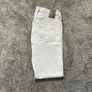 Replay anbass - FRAKTAR SAMMMA DAG SOM KÖP!Snygga gråa Replay Anbass hyperflex! Den populäraste modellen! De sitter slim och är storlek l32. Pris är diskuterbart vid snabb affär. Inga skambud! De sitter riktigt bra och man kan ha de till skolan men även om man vill klä upp sig mer. Nypris är 1800 så en riktig steal!!!