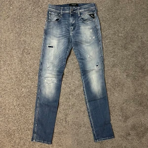 Replay Anbass jeans - Tja säljer nu ett par riktigt snygga Replay Anbass jeans i storlek W28 för endast 749kr! Pris är ej hugget i sten, hör av er i dm vid funderingar 🙌