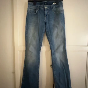 Blå bootcut jeans från LTB - Säljer ett par snygga blå lågmidjade jeans från LTB. Det är min flickväns byxorn men tveka inte på att fråga om det är något ni undrar! Dem är i princip i nyskick. De har inte används för de köptes i fel storlek.
