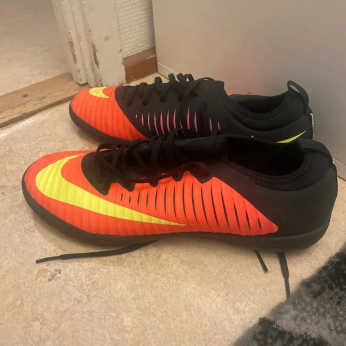 Nike fotbollsskor i orange och gul - 1
