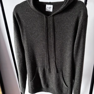 Kashmir hoodie - Säljer min gröna kashmir hoodie. Använd max 5 gånger, inga defekter, inte nopprig. Storlek M. Nypris runt 2500.