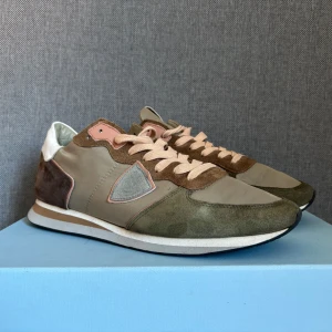  Philippe Model trainers - Snygga Phillipe Model trainers storlek 41.  Skick 8/10 lite skitiga som syns på bilderna. Endast skorna tillkommer vid köp. Endast 999 kr! Skriv vid funderingar! 