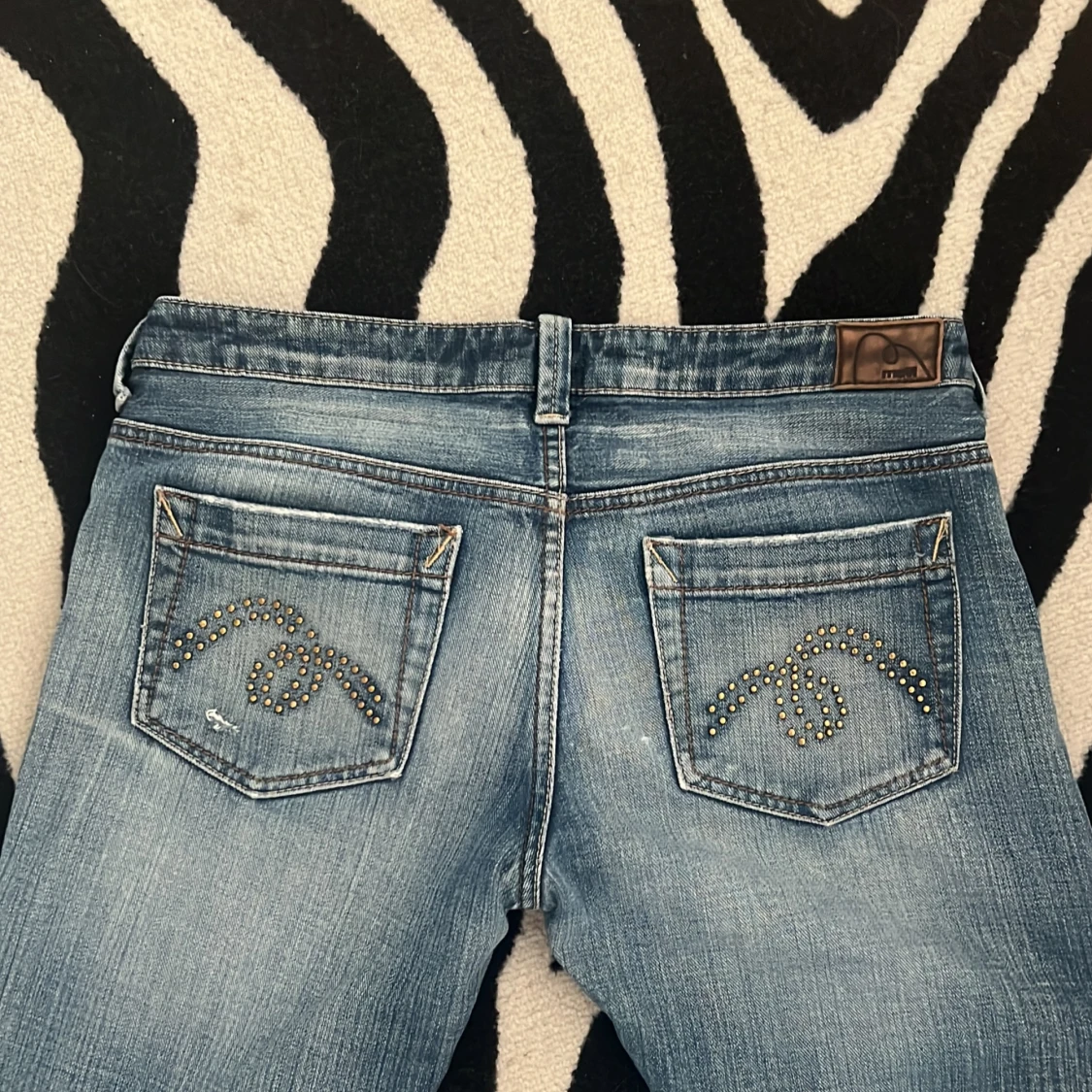 Blå jeans med slitningar - 2