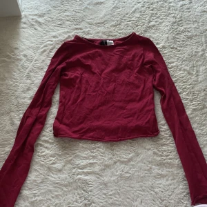 vinröd långärmad tröja från H&M Divided - Säljer en röd långärmad tröja från H&M Divided. Perfekt för en avslappnad stil. Tröjan har en enkel design och är tillverkad i ett mjukt material.