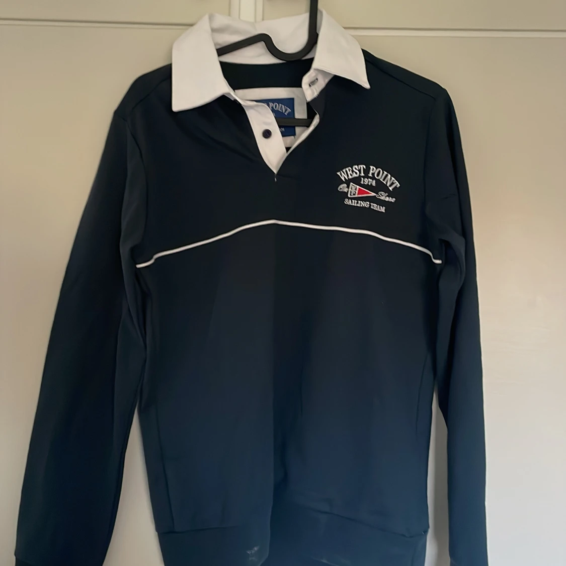 Svart pikétröja med vit krage