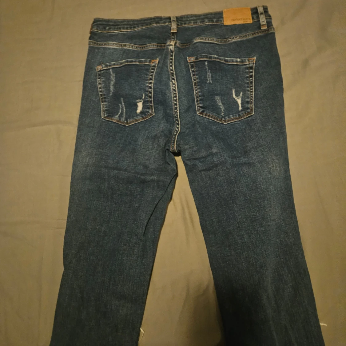 Blå jeans med slitningar - 1