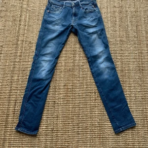 Replay Anbass - ✅ Storlek: [W32 L34] ✅ Färg: [Blå] ✅ Skick: [9/10]✅ Nypris: [1400 kr] ✅ 