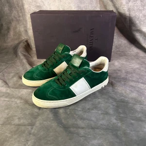 Valentino flycrews  - Mycket fint skick endast 1 nit borta | Size 41 passar 42  | box medföljer | Följare får 100 kr rabbat | fraktar spårbart inom 24 timmar med PostNord eller instabox | 