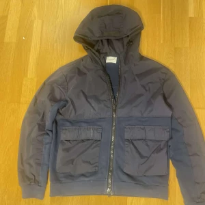 Dondup cardigan  - Säljer min dondup jacka/cardigan. Riktigt snygg och perfekt till sommaren. Den är inköpt våren 2023 för 3400kr. Storleken är M. Fint skick utöver lite smuts som bör gå bort med en tvätt. Hör av dig vid frågor.