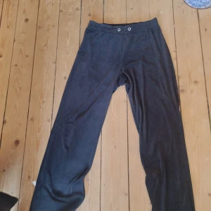Gina velour byxor - Fina Gina byxor med några små skavanker 💗💗 därav pris