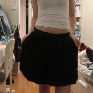 Svart kjol - Superfin kjol i jättebra skick💕💕 Står ingen storlek men passar mig som har xs/s