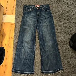 Lågmidjade vida jeans - Snygga vida jeans med låg midja. Köpta på Vinted💗Storlek står ej men sitter som S
