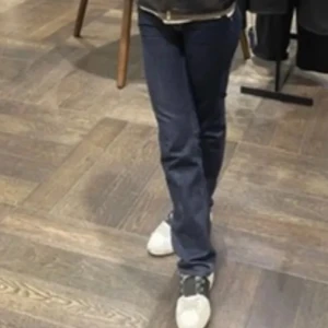 Mörkblå jeansbyxor - As snygga jeans från weekday som tyvärr är för små för mig. Dom är slutsålda❤️❤️