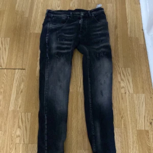 Svarta jeans från Dsquared2 - Snygga svarta jeans från Dsquared2 med en cool tvättad look. De har en knappgylf och klassiska femficksdesign. Perfekta för en stilren och modern outfit.