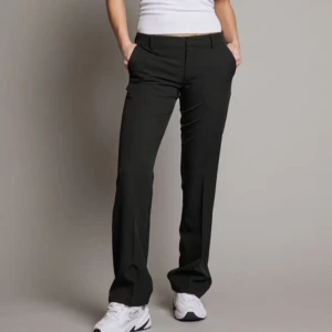 Svarta kostymbyxor - Supersnygga kostymbyxor från bikbok, vera low waist🥰jättebra skick