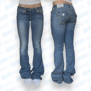 True Religion Boot cut jeans  - storlek w26• Mått: Längd: 104cm Innerbenslängd: 84,5cm Midjebredd: 36cm Lårbredd: 23cm Benöppning: 21cm • Skick 10/10 Vid frågor, meddela här!💙