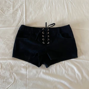Lågmidjade lace up shorts mocka vintage  - Supersnygga! Storlek S på lappen. Har ett hål inuti ena fickan men annars mycket bra skick 🤍